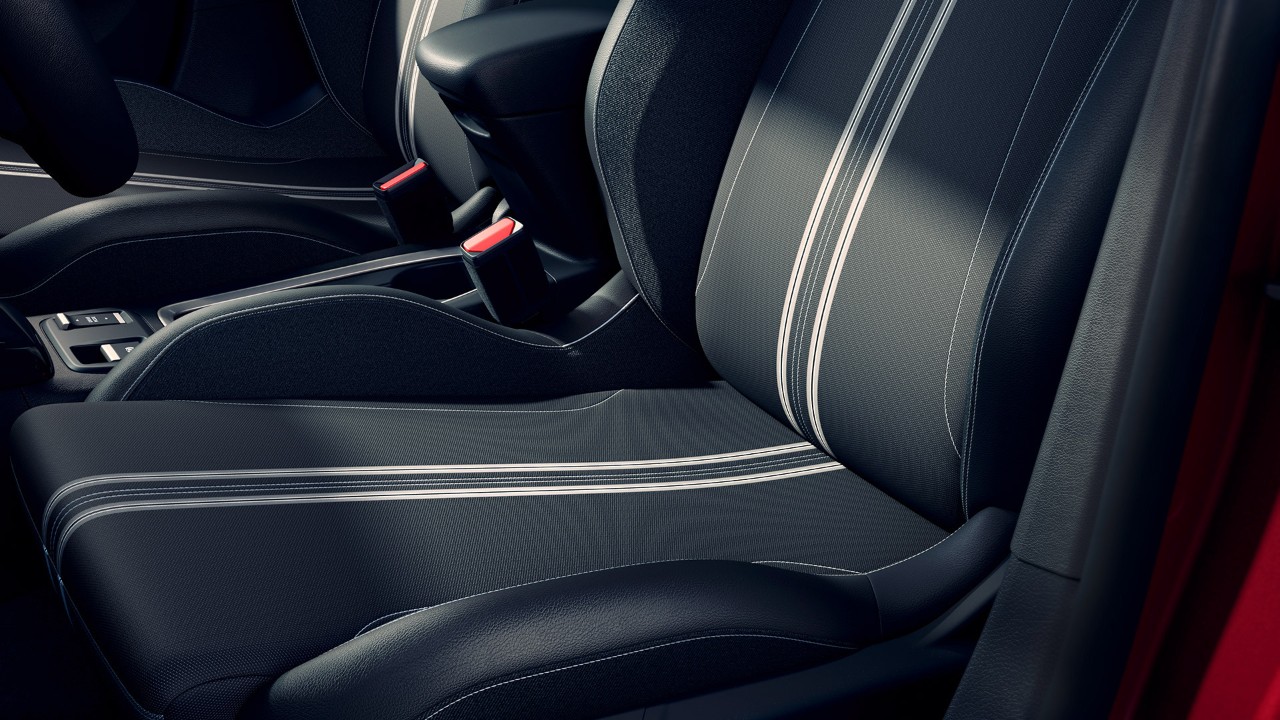 Gros plan sur les sièges noirs et gris à motifs de l'Opel Corsa
