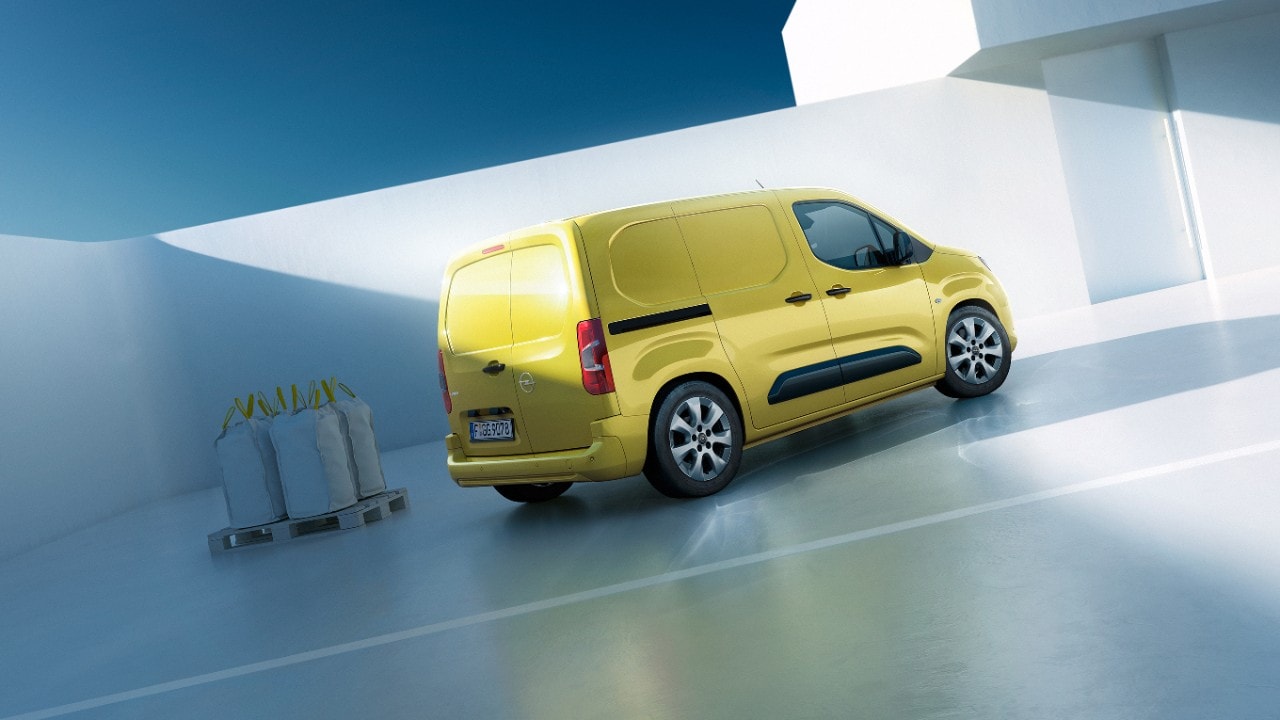Vue arrière du nouvel Opel Combo Cargo jaune
