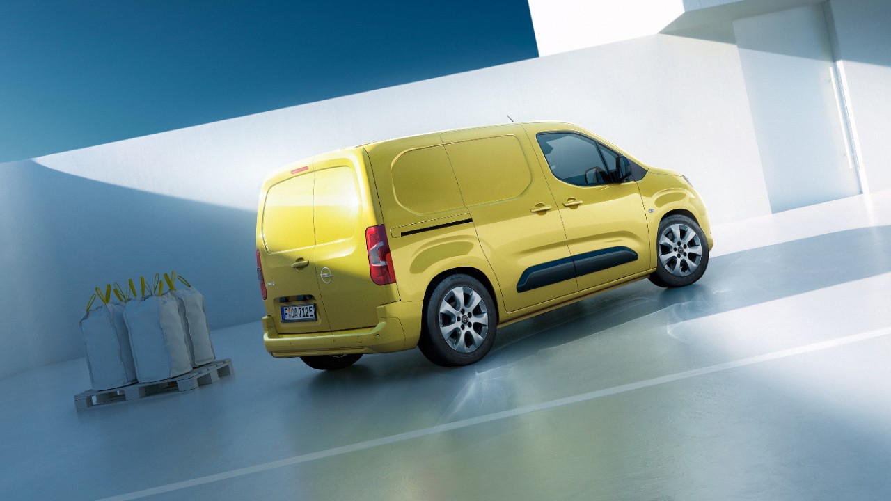 Vue arrière du nouvel Opel Combo Electric Cargo jaune