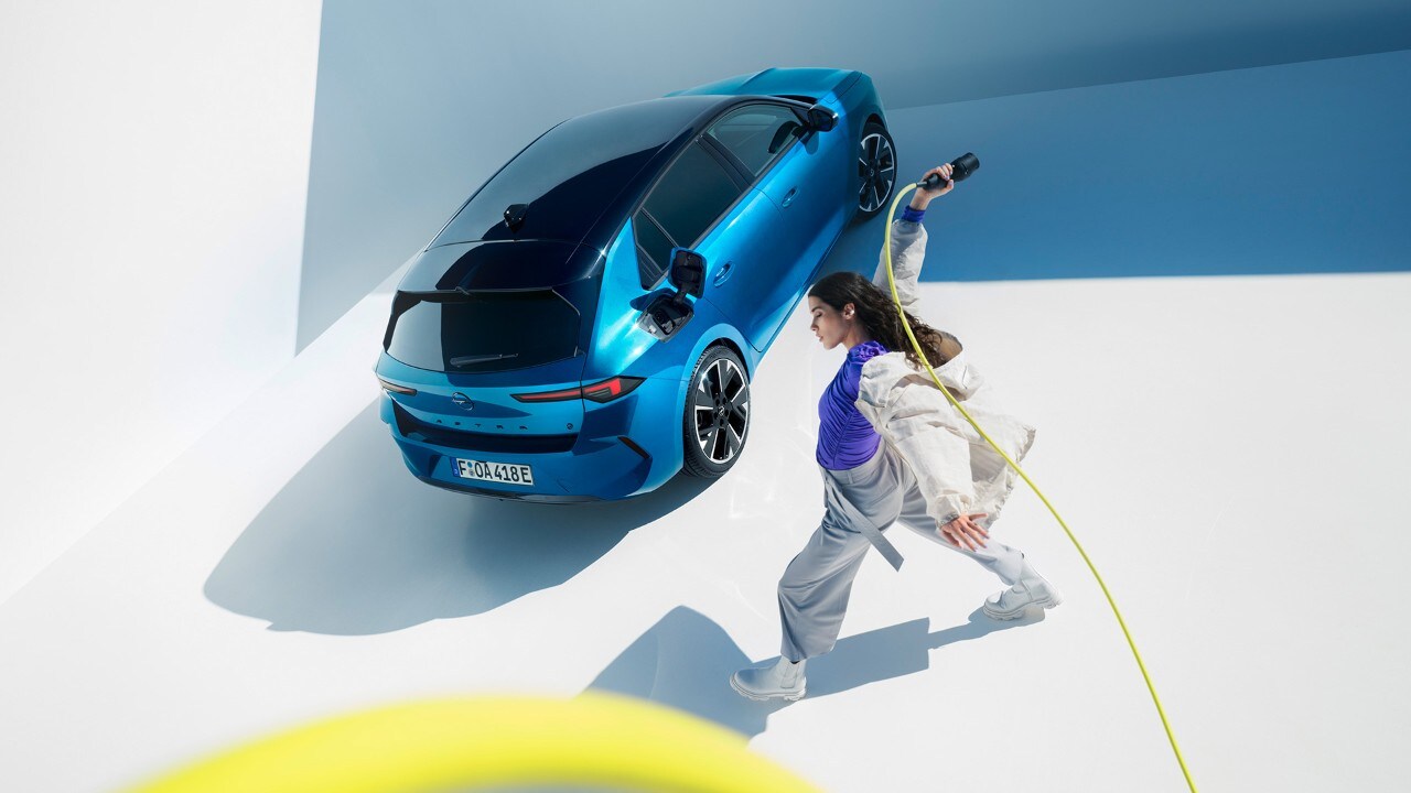 Vue arrière d'une Opel Astra Electric bleue
