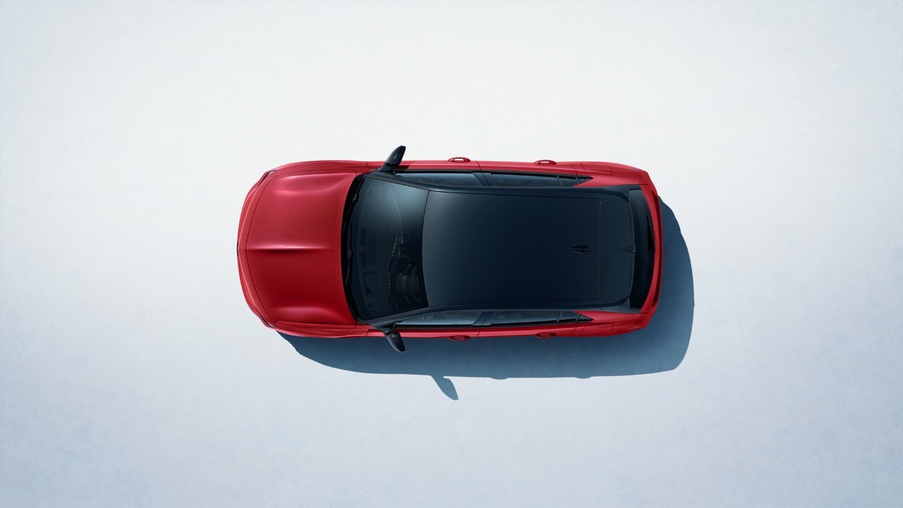 Vue de dessus d'une Opel Astra rouge avec toit noir