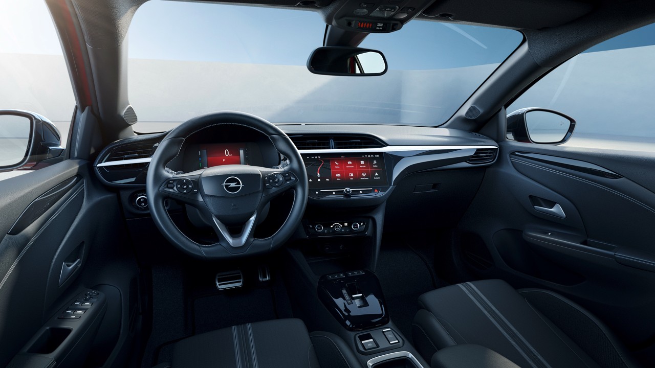 Vue de l'intérieur noir depuis le siège conducteur de la nouvelle Opel Corsa