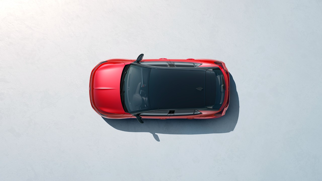 Vue aérienne de la nouvelle Opel Corsa de couleur rouge avec toit noir
