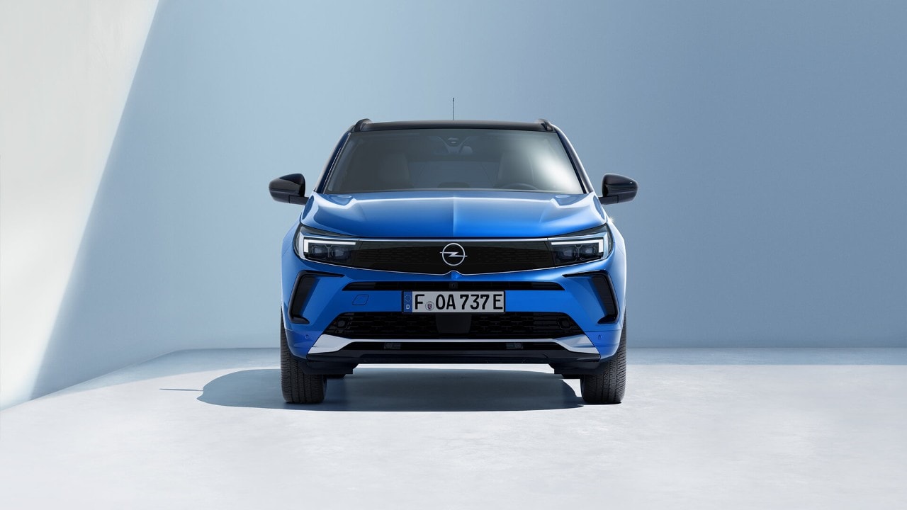 Vue avant d'une Opel Grandland Plug-in-Hybrid bleue avec toit noir