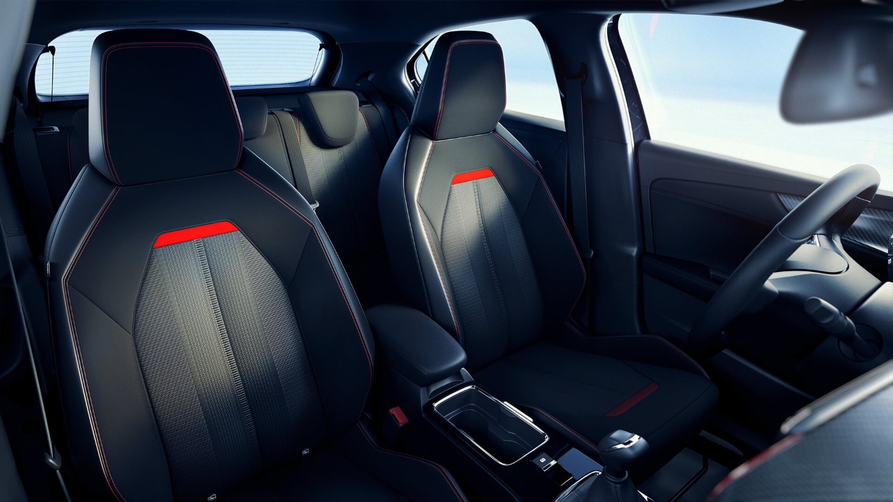L'intérieur d'un Opel Mokka avec des sièges noirs avec des finitions rouges