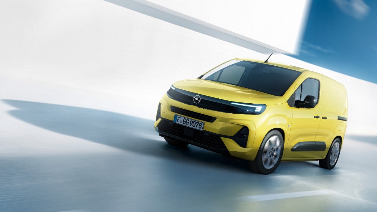 Vue de face du nouvel Opel Combo Cargo jaune en mouvement